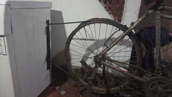 Ocurrencia viral: un lavarropas que funciona con una bicicleta en el conurbano.