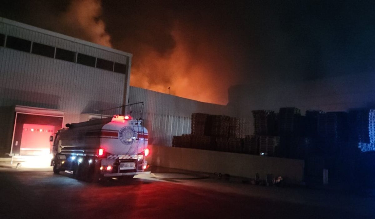 Los Bomberos de Esteban Echeverría colaboran para extinguir un gran incendio en una fábrica