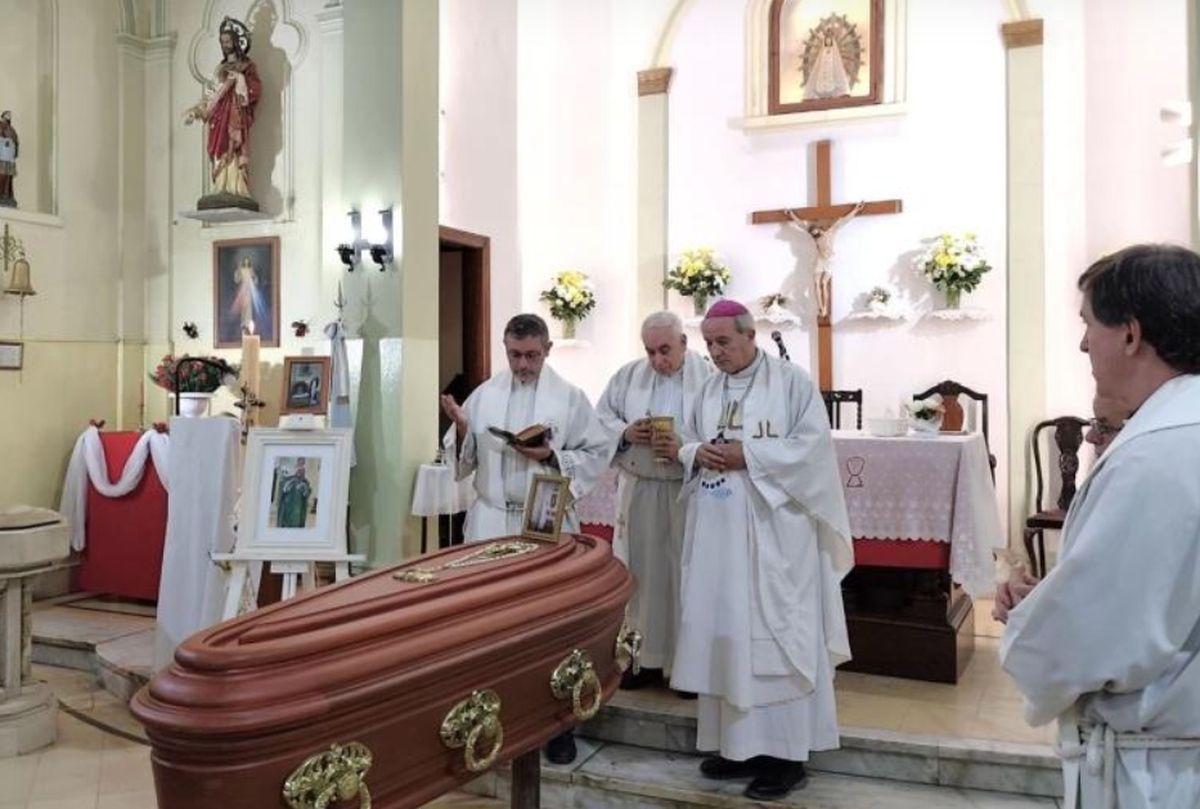 El padre Mario Aguirre falleció este fin de semana y fue despedido enLomas de Zamora. El padre Mario Aguirre falleció este fin de semana y fue despedido enLomas de Zamora.