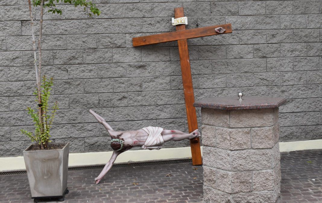 Los agresores que profanaron la Iglesia habían derribado una imagen de Jesús.
