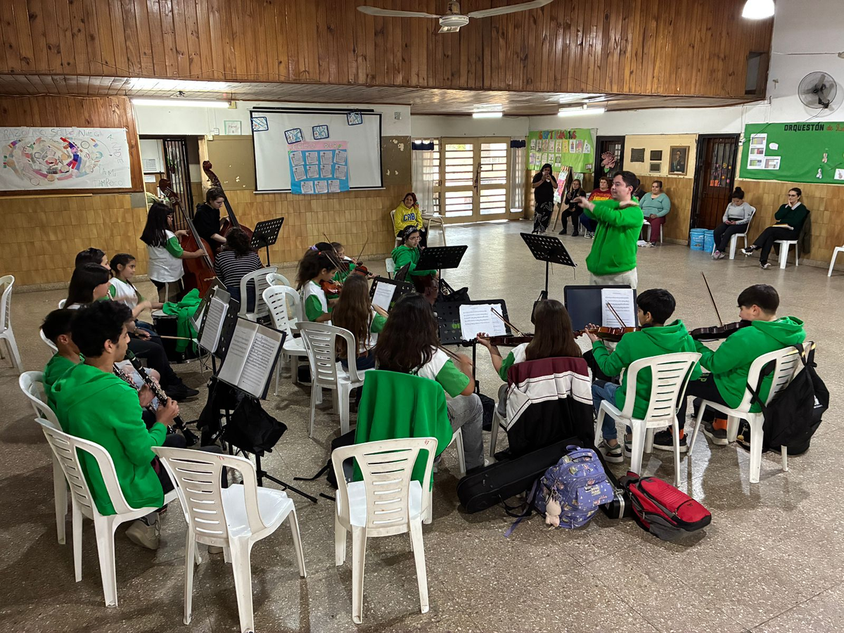 Quienes deseen sumarse pueden seguir al Orquestón en Instagram (@orqueston) y completar el formulario de preinscripción. Quienes deseen sumarse pueden seguir al Orquestón en Instagram (@orqueston) y completar el formulario de preinscripción.