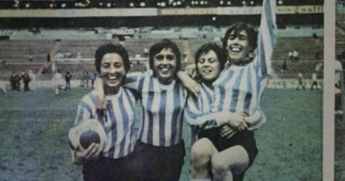 La Selección Argentina femenina de 1971, conocida como Las Pioneras, venció 4-1 a Inglaterra en el Estadio Azteca. La Selección Argentina femenina de 1971, conocida como Las Pioneras, venció 4-1 a Inglaterra en el Estadio Azteca.