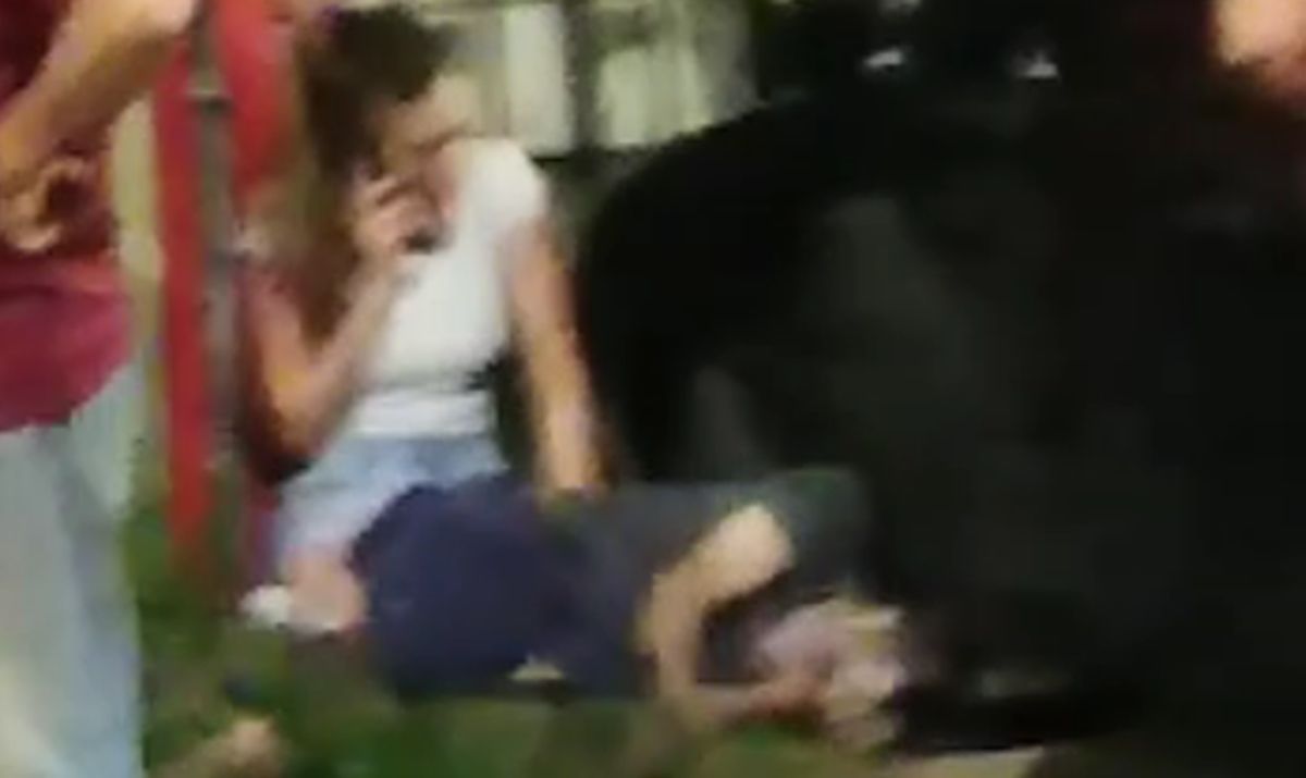 El joven en el suelo tras ser asesinado frente a su casa de Villa Centenario, en Lomas de Zamora.