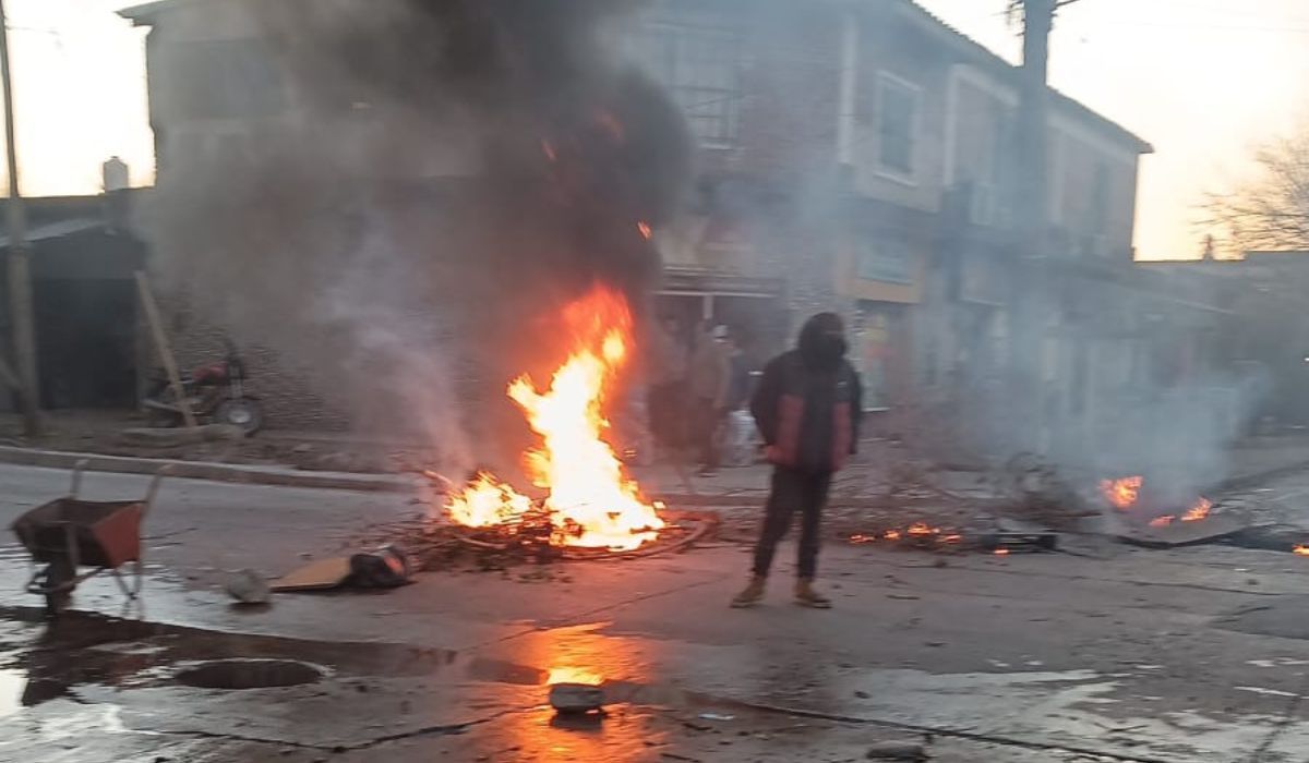 Vecinos de Don Orione, Almirante Brown, cortan la calle por falta de luz. 