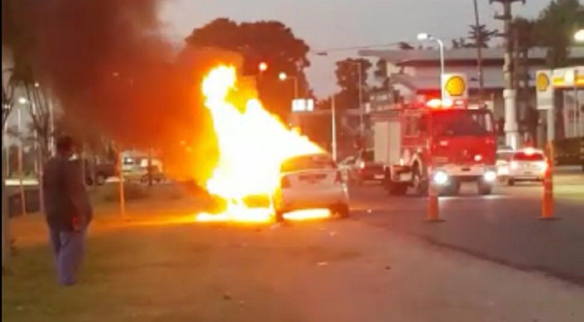 Auto incendiado en Canning a metros del Shopping Las Toscas