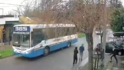 video: botellazo a un colectivo en guernica dejo un pasajero herido
