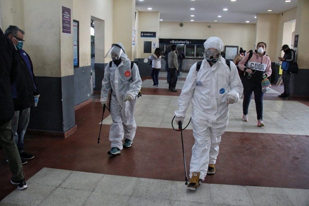 Desinfección para prevenir el coronavirus en Lomas de Zamora.