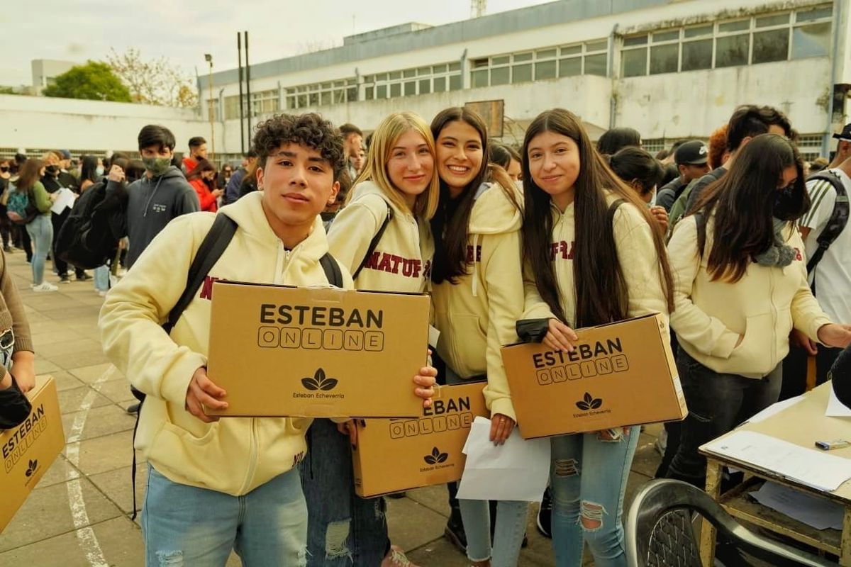 Más de mil estudiantes de Esteban Echeverría recibieron su netbook de parte de Fernando Gray.
