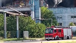 incendio en una fabrica de llavallol: trabajaron cinco dotaciones de bomberos