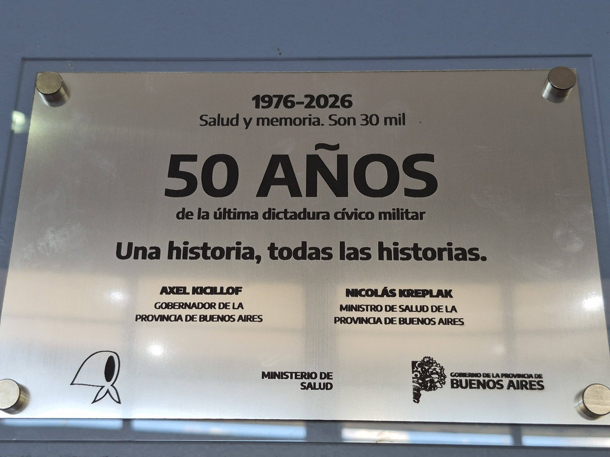 La placa descubierta en el Hospital O&ntilde;ativia.