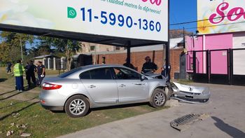 Choque en Camino de Cintura: impactó el auto contra un cartel