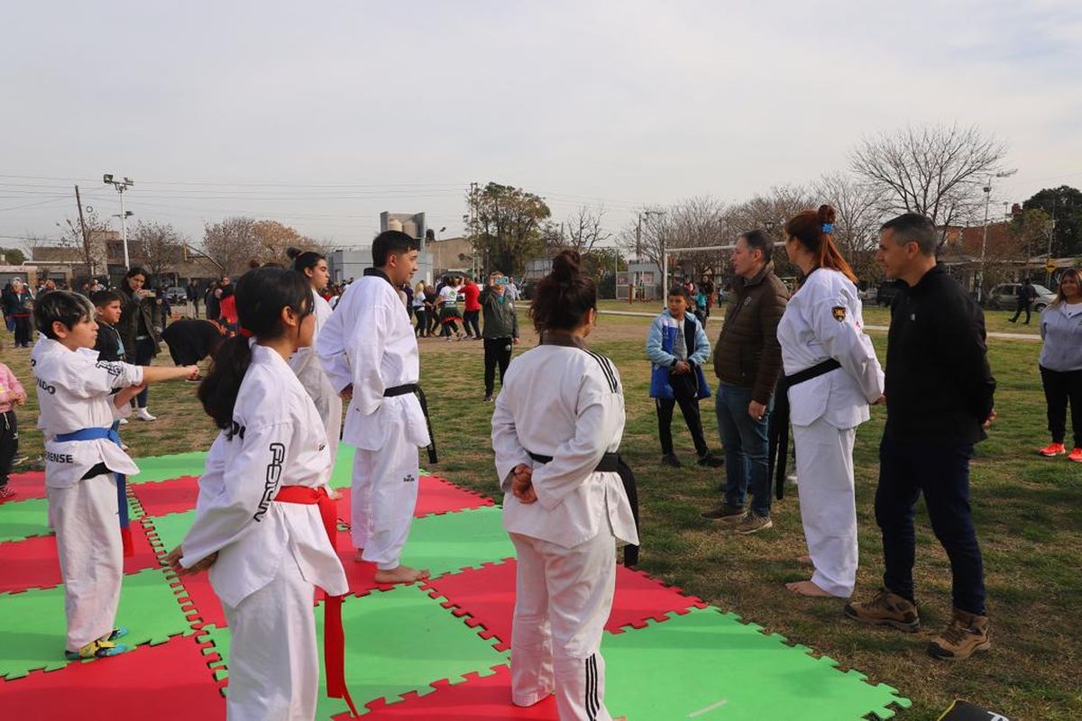 El intendente de Esteban Echeverría, Fernando Gray, junto a vecinos de Luis Guillón.