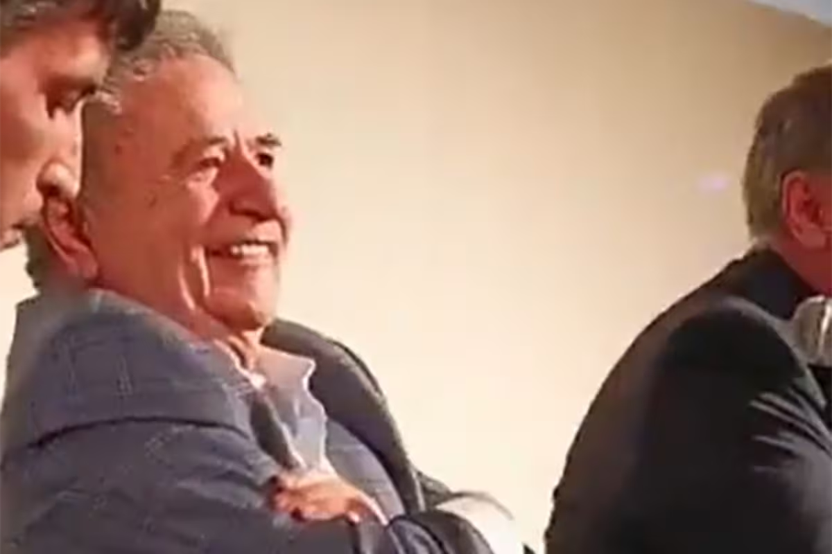 La reacción del ex presidente Eduardo Duhalde durante el escrache. La reacción del ex presidente Eduardo Duhalde durante el escrache.