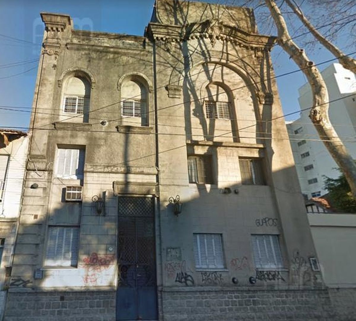 Propiedad con 10 baños en Lomas de Zamora. Para usos múltiples.