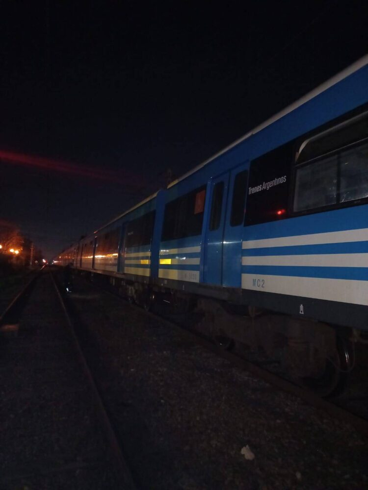 El accidente ocurrió en Longchamps y obligó a los pasajeros a bajarse del Tren Roca. El accidente ocurrió en Longchamps y obligó a los pasajeros a bajarse del Tren Roca.