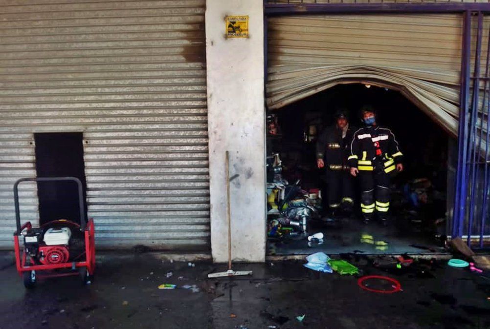 Susto en Lomas de Zamora: se prendió fuego un comercio.