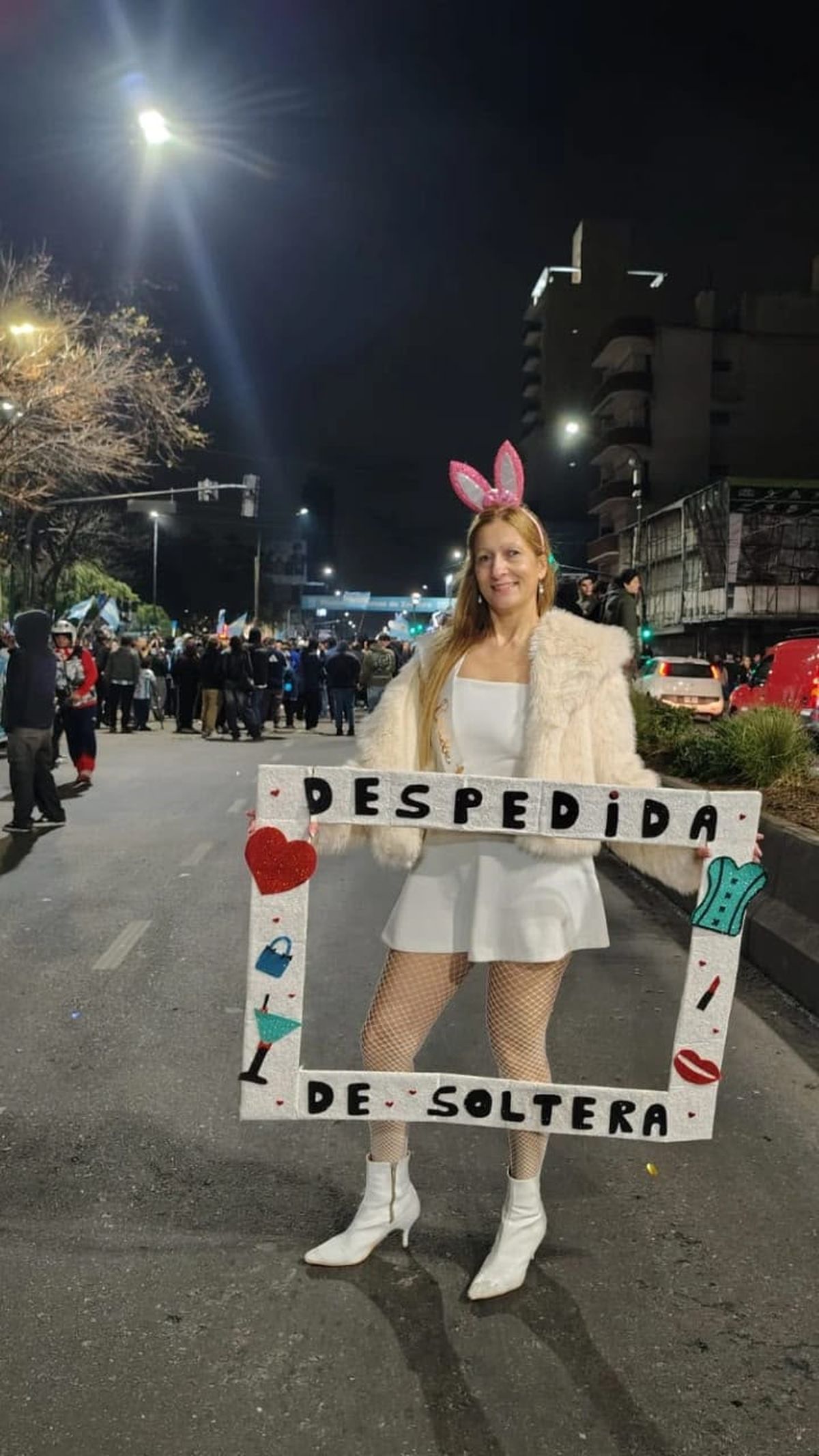 Tras el triunfo de la Selección Argentina, Elisa Heizenreder salió junto a familiares y amigas a festejar en la Plaza Grigera, donde se reunió con cientos de vecinos. Tras el triunfo de la Selección Argentina, Elisa Heizenreder salió junto a familiares y amigas a festejar en la Plaza Grigera, donde se reunió con cientos de vecinos.