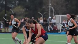 Competencia para las chicas en hockey.