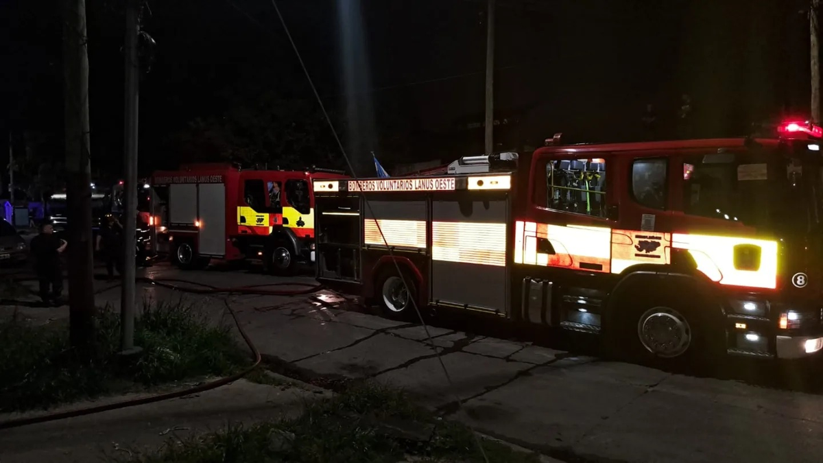 Impactante incendio arrasó con dos viviendas en Lanús