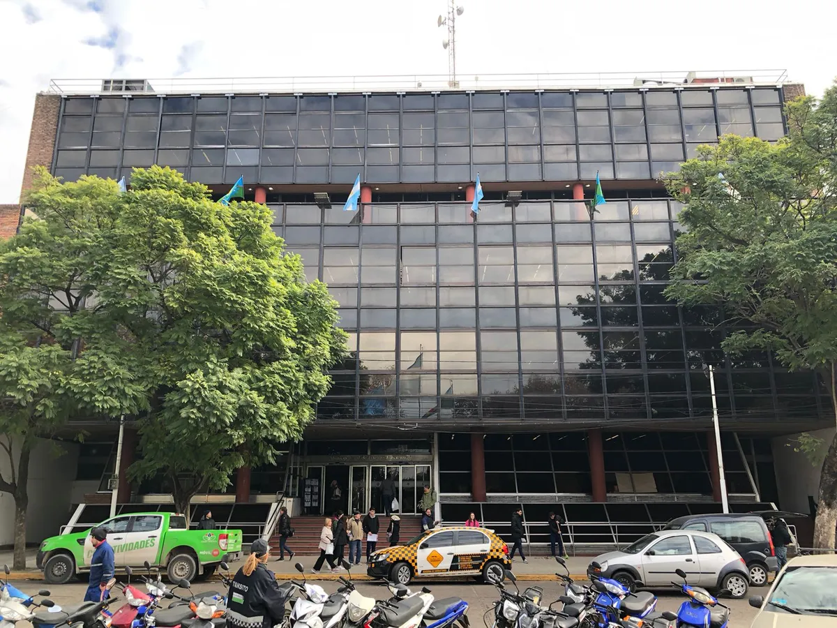 Los 50 postes representan un riesgo para la seguridad de los vecinos de Esteban Echeverría. 