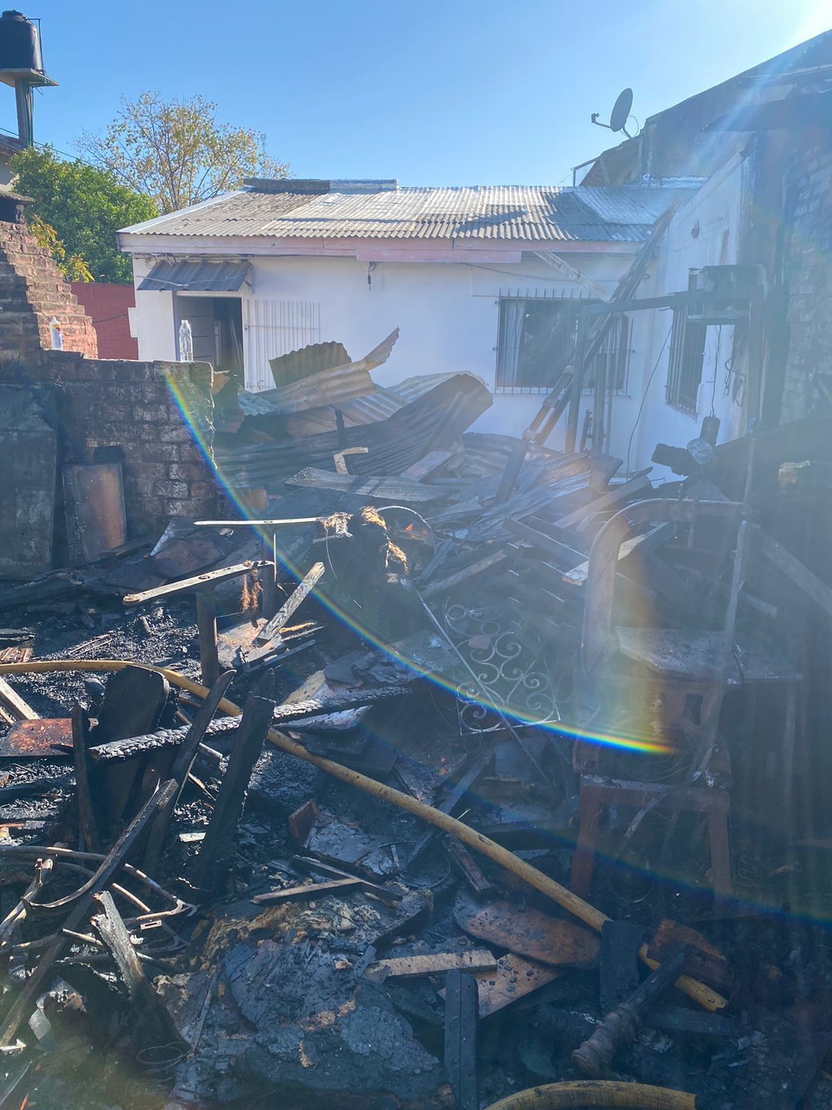 Un incendio destruyó el fondo de una casa en Monte Grande
