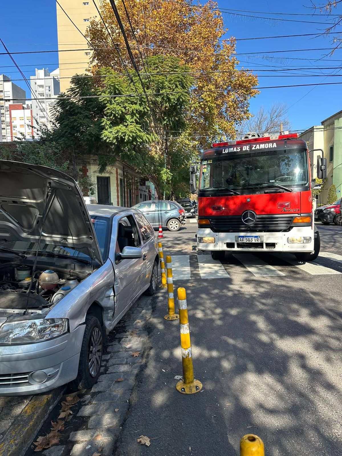 El accidente ocurrió a dos cuadras de la avenida Hipólito Yrigoyen y movilizó a varios equipos de emergencia. El accidente ocurrió a dos cuadras de la avenida Hipólito Yrigoyen y movilizó a varios equipos de emergencia.