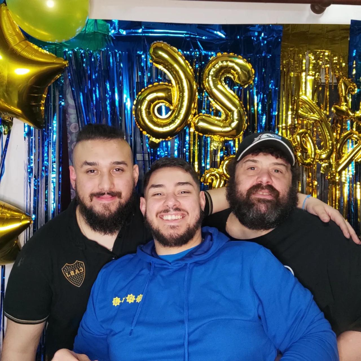 Claudio junto a sus hijos.