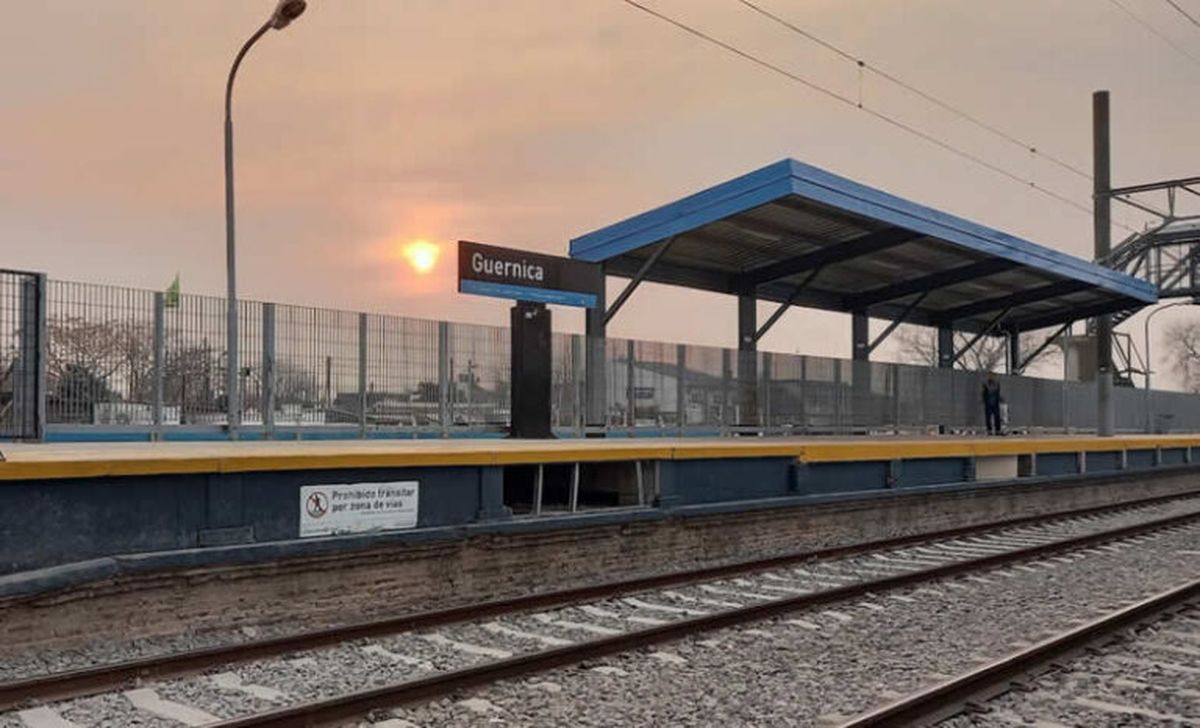 Ramal Alejandro Korn del Tren Roca funciona con servicio limitado por accidente en la estación Guernica. 