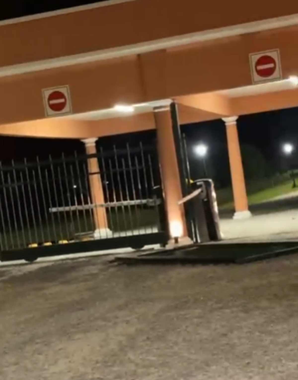 Los delincuentes derribaron el portón de acceso con su vehículo.