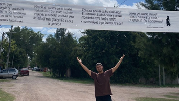 Emotivo recibimiento en Monte Grande al bailarín Iván Juárez tras brillar en Cosquín