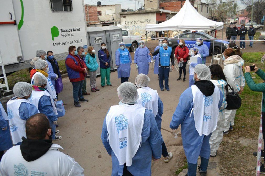 Operativo sanitario en Villa Fiorito, una de las zonas más afectadas por la pandemia en Lomas de Zamora.