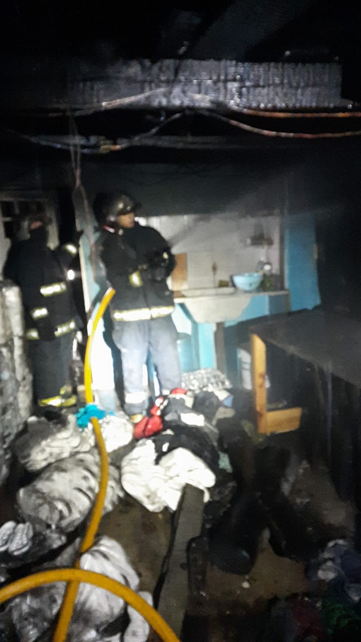 Los bomberos intentan contener el incendio en la vivienda de Lomas de Zamora