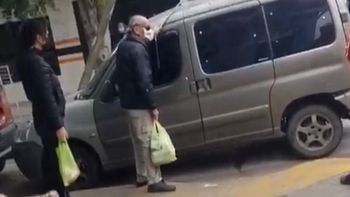Video: en Lanús, un no-vidente golpeó una camioneta mal estacionada