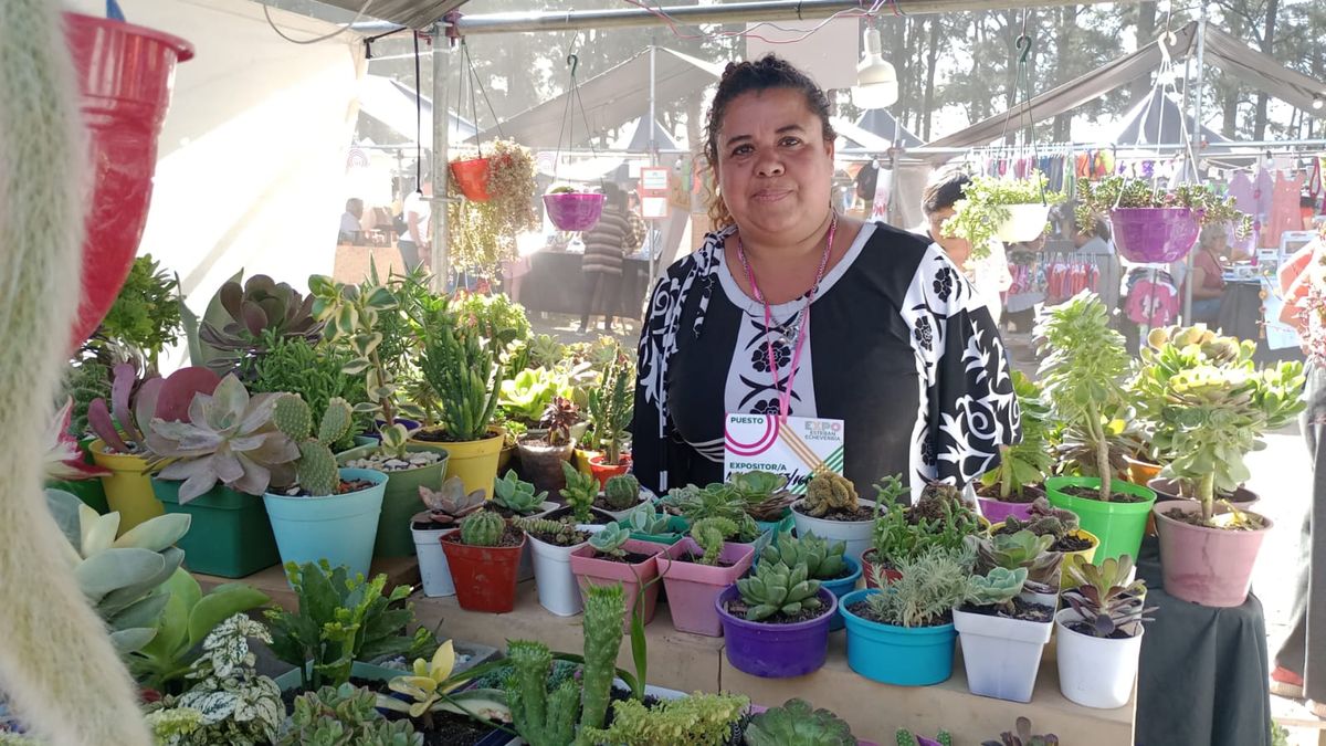 Miriam, expositora dedicada a la venta de plantas.