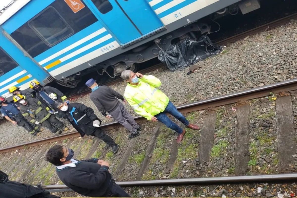 Imagen de un operativo luego de un episodio de suicidio en la v&iacute;as del tren en Lan&uacute;s.&nbsp;