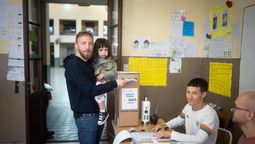 Federico Otermín votó junto a su hija en Banfield. Federico Otermín votó junto a su hija en Banfield.