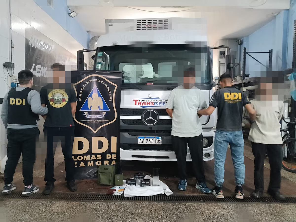 El camión cargado con medias reses fue robado en Lomas de Zamora. El camión cargado con medias reses fue robado en Lomas de Zamora.