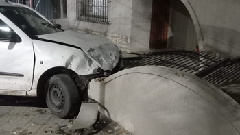 Terrible accidente en Monte Grande: una camioneta se estrelló contra el frente de una casa