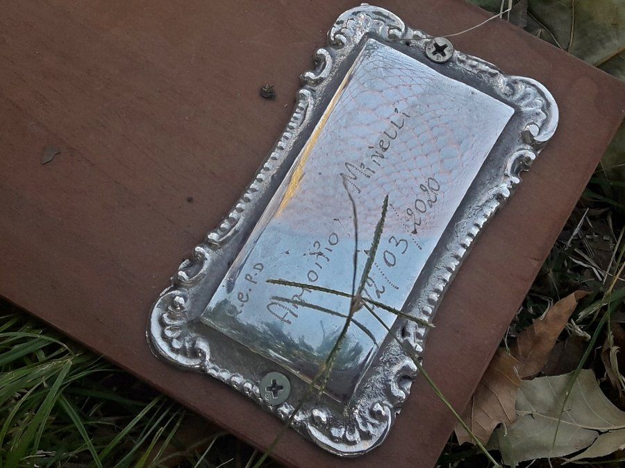 El nombre del fallecido y la fecha de su muerte. Los vecinos de Banfield buscan ubicar a la familia de esta persona.