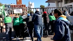 incidentes con una protesta sindical en el municipio de lanus: destrozos y gases lacrimogenos