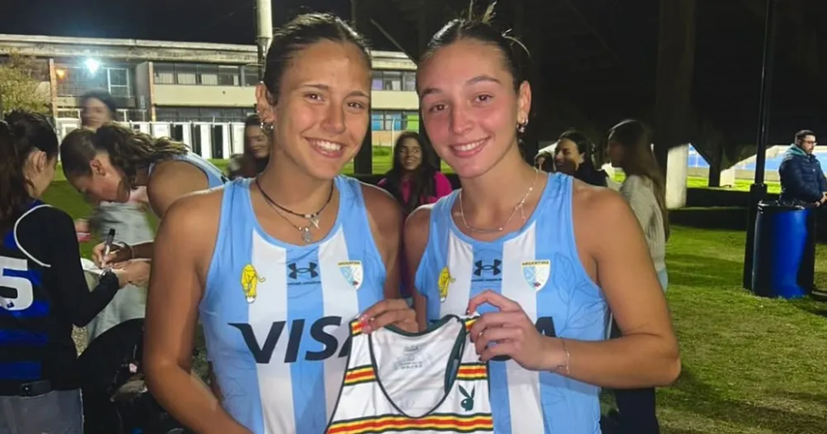 Al terminar el último partido, ambas jugadoras posaron con la camiseta de Lomas Athletic.   
