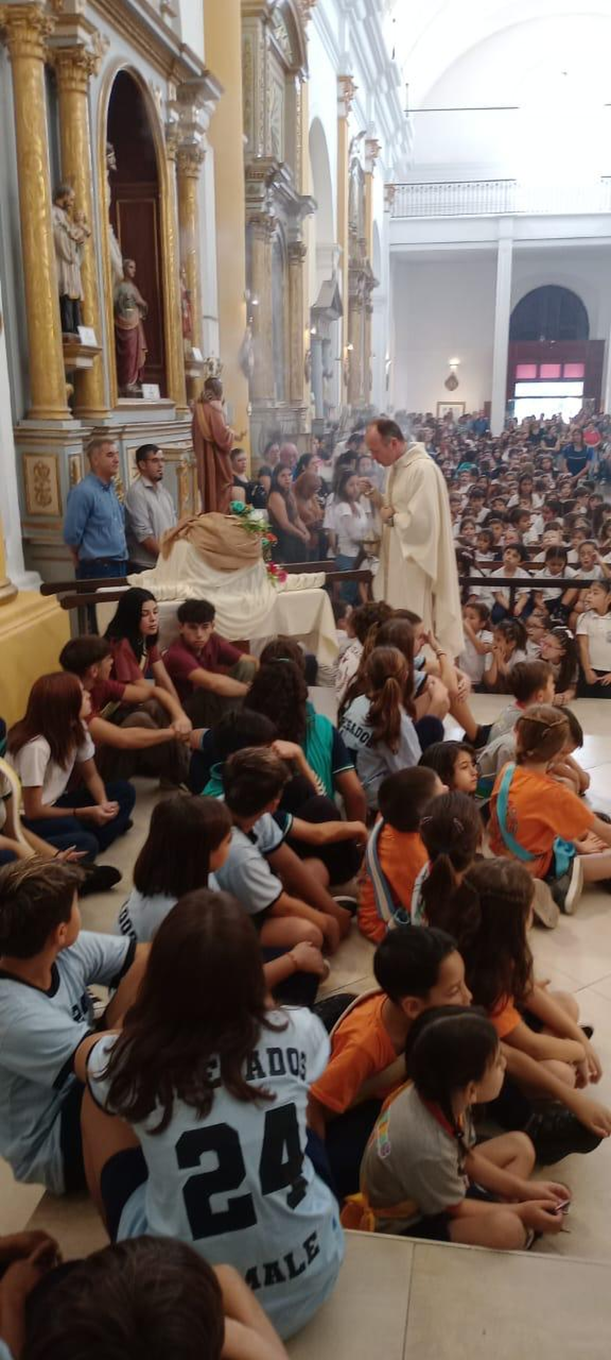 El sacerdote Federico Piserchia y los fieles durante la misa. 