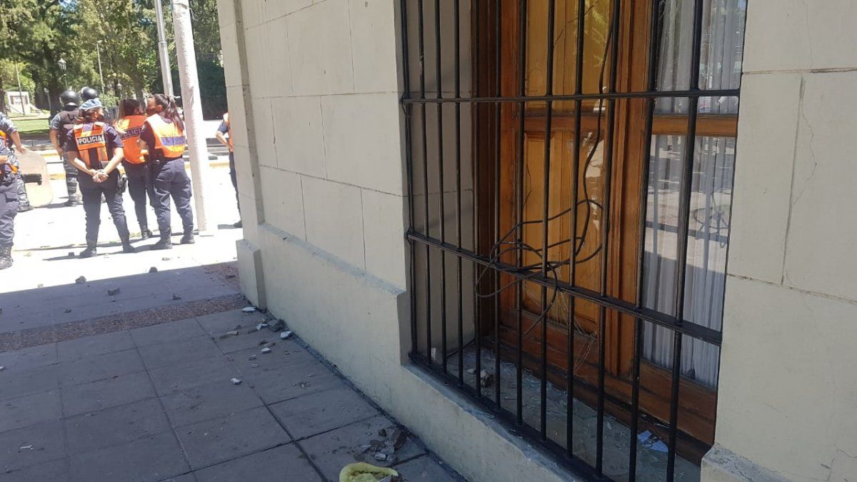 Destrozos en la ventana que da a la oficina del intendente de San Vicente.