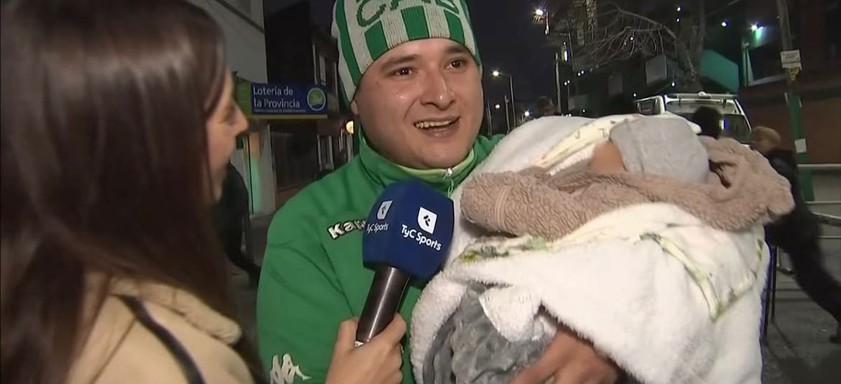 La escena ocurrió en el estadio Florencio Sola, donde el hincha asistió al partido junto a su hija recién nacida. La escena ocurrió en el estadio Florencio Sola, donde el hincha asistió al partido junto a su hija recién nacida.