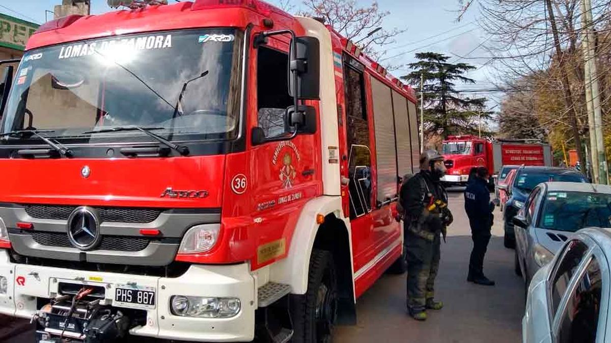 Bomberos Voluntarios, Defensa Civil y personal de Tránsito trabajaron en la peatonal Laprida para controlar el principio de incendio.
