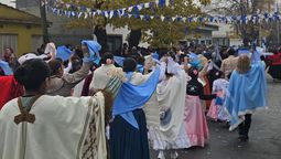 25 de mayo: luis guillon vivio un festejo patrio con su tradicional desfile