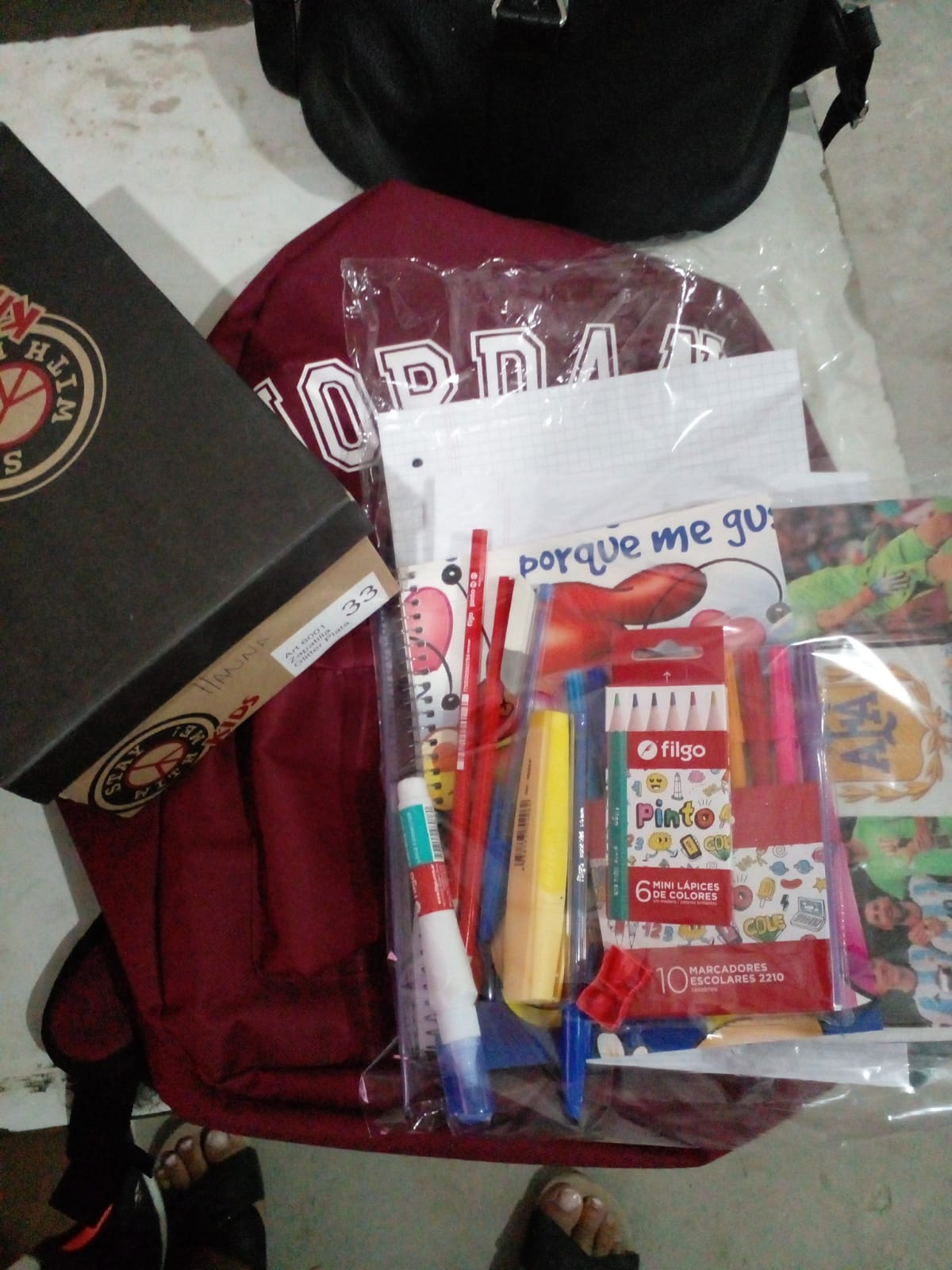 Uno de los kits escolares que entregaron a uno de los niños del merendero. 