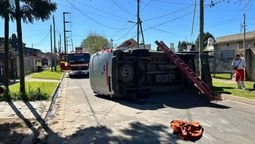 terrible choque en almirante brown: volco una camioneta y tres personas heridas