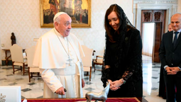 el papa francisco recibio a victoria villarruel: tiene siempre presente a la argentina