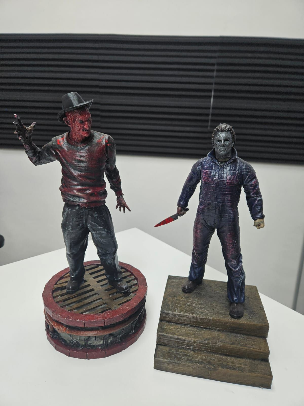 Algunas de las figuras de colecci&oacute;n que fabrica Nahuel, vecino de Adrogu&eacute;.